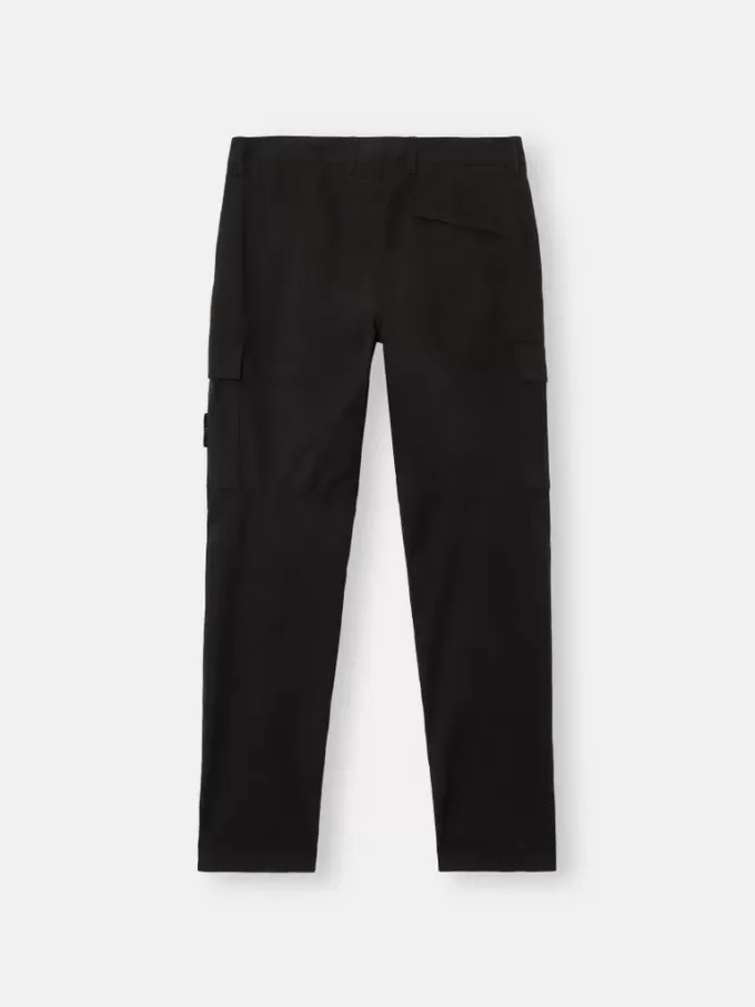 Pantalon cargo à coupe fuselée classique avec poches zippées. Pantalon cargo à coupe fuselée classique avec poches zippées.