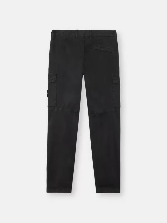 Pantalon cargo à coupe fuselée classique avec poches zippées. Pantalon cargo à coupe fuselée classique avec poches zippées.