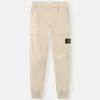 Pantalon cargo à coupe regular-tapered avec poches zippées. Pantalon cargo à coupe regular-tapered avec poches zippées.
