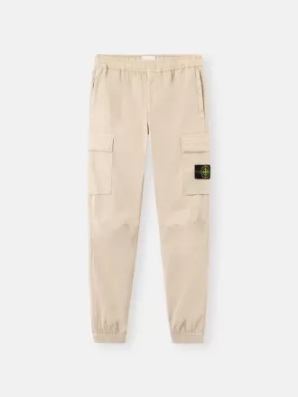 Pantalon cargo à coupe regular-tapered avec poches zippées. Pantalon cargo à coupe regular-tapered avec poches zippées.