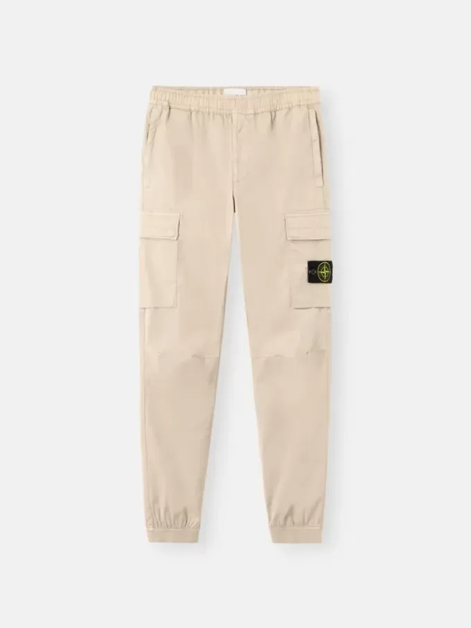 Pantalon cargo à coupe regular-tapered avec poches zippées. Pantalon cargo à coupe regular-tapered avec poches zippées.