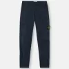 Pantalon cargo à coupe regular-tapered avec poches zippées. Pantalon cargo à coupe regular-tapered avec poches zippées.