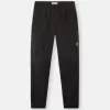 Pantalon cargo à coupe regular-tapered avec poches zippées. Pantalon cargo à coupe regular-tapered avec poches zippées.