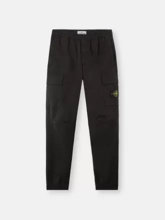 Pantalon cargo à coupe regular-tapered avec poches zippées. Pantalon cargo à coupe regular-tapered avec poches zippées.