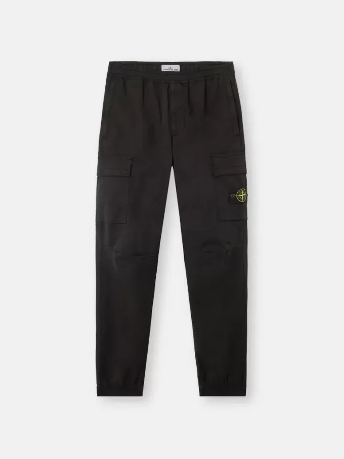 Pantalon cargo à coupe regular-tapered avec poches zippées. Pantalon cargo à coupe regular-tapered avec poches zippées.