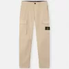 Pantalon cargo à coupe regular-tapered avec poches zippées. Pantalon cargo à coupe regular-tapered avec poches zippées.