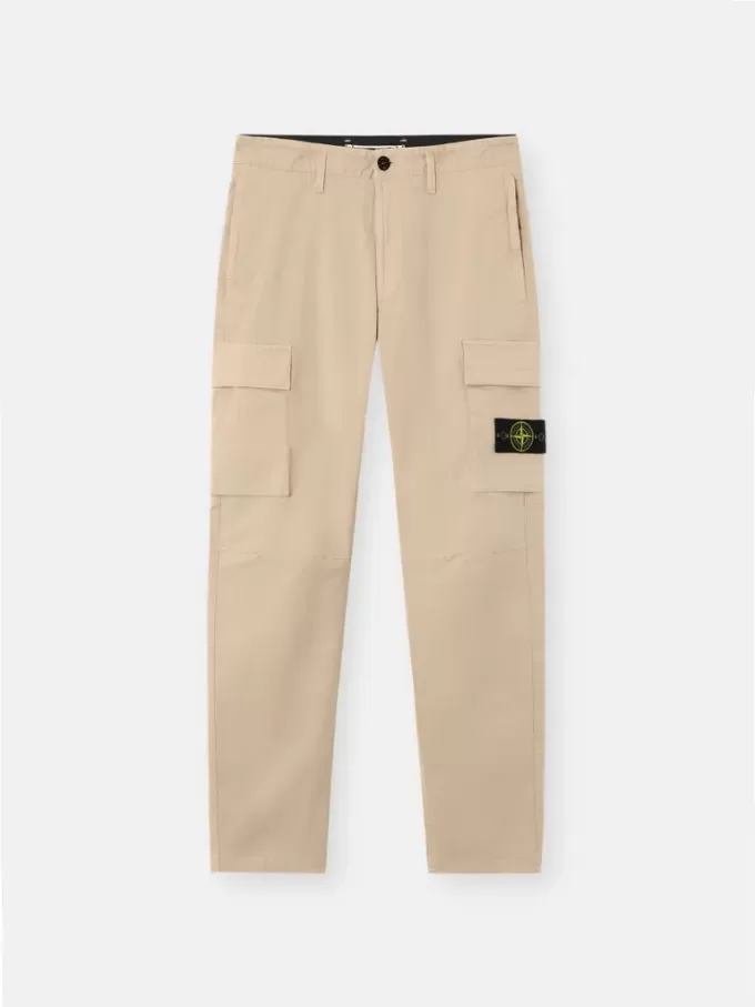Pantalon cargo à coupe regular-tapered avec poches zippées. Pantalon cargo à coupe regular-tapered avec poches zippées.