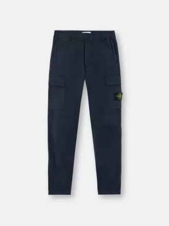 Pantalon cargo à coupe regular-tapered avec poches zippées. Pantalon cargo à coupe regular-tapered avec poches zippées.