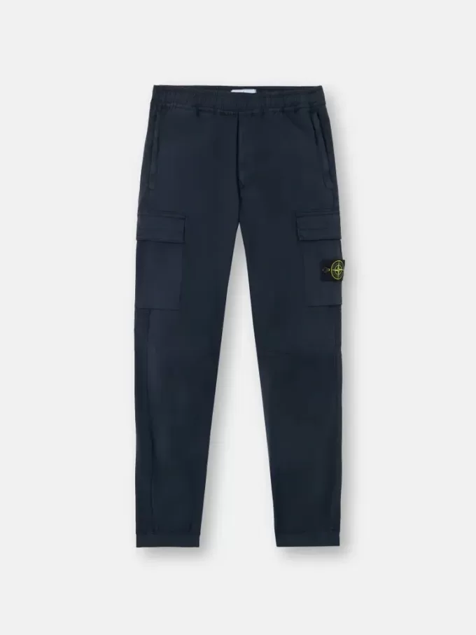 Pantalon cargo à coupe regular-tapered avec poches zippées. Pantalon cargo à coupe regular-tapered avec poches zippées.