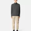 Pantalon cargo à coupe regular-tapered avec poches zippées. Pantalon cargo à coupe regular-tapered avec poches zippées.