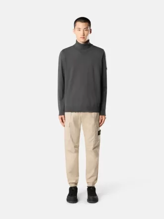 Pantalon cargo à coupe regular-tapered avec poches zippées. Pantalon cargo à coupe regular-tapered avec poches zippées.