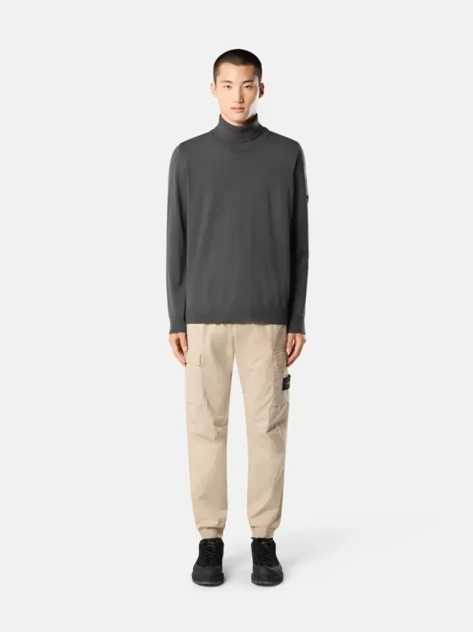 Pantalon cargo à coupe regular-tapered avec poches zippées. Pantalon cargo à coupe regular-tapered avec poches zippées.