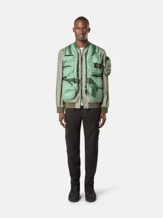 Pantalon cargo à coupe regular-tapered avec poches zippées. Pantalon cargo à coupe regular-tapered avec poches zippées.