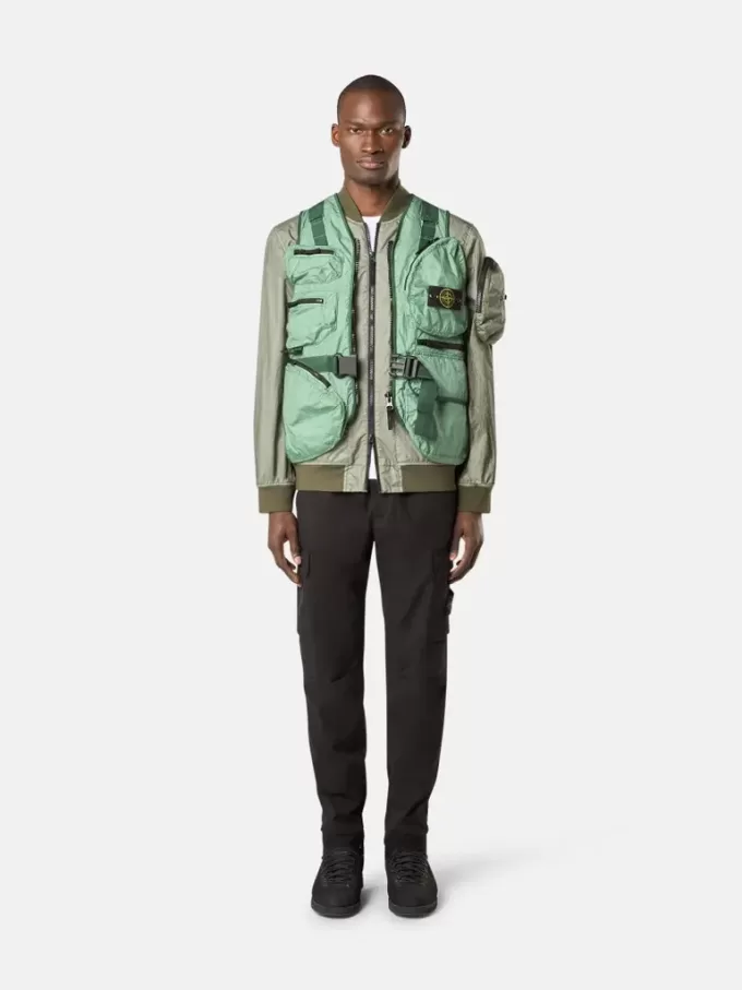 Pantalon cargo à coupe regular-tapered avec poches zippées. Pantalon cargo à coupe regular-tapered avec poches zippées.