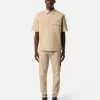 Pantalon cargo à coupe regular-tapered avec poches zippées. Pantalon cargo à coupe regular-tapered avec poches zippées.