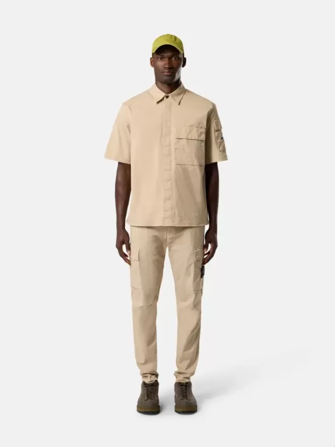 Pantalon cargo à coupe regular-tapered avec poches zippées. Pantalon cargo à coupe regular-tapered avec poches zippées.