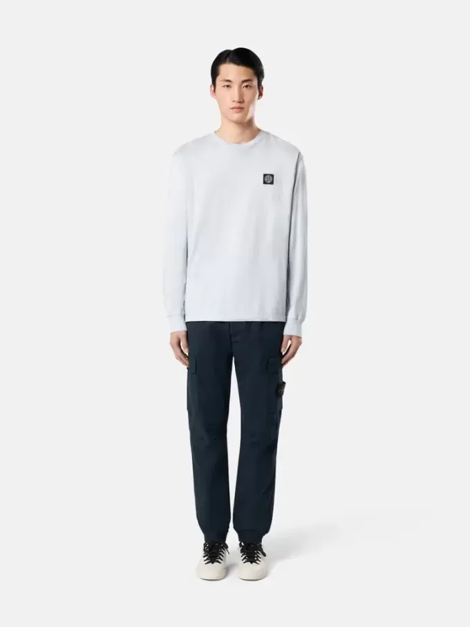 Pantalon cargo à coupe regular-tapered avec poches zippées. Pantalon cargo à coupe regular-tapered avec poches zippées.