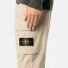 Pantalon cargo à coupe regular-tapered avec poches zippées. Pantalon cargo à coupe regular-tapered avec poches zippées.