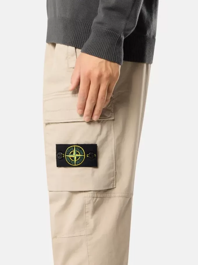 Pantalon cargo à coupe regular-tapered avec poches zippées. Pantalon cargo à coupe regular-tapered avec poches zippées.