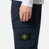 Pantalon cargo à coupe regular-tapered avec poches zippées. Pantalon cargo à coupe regular-tapered avec poches zippées.