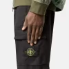Pantalon cargo à coupe regular-tapered avec poches zippées. Pantalon cargo à coupe regular-tapered avec poches zippées.