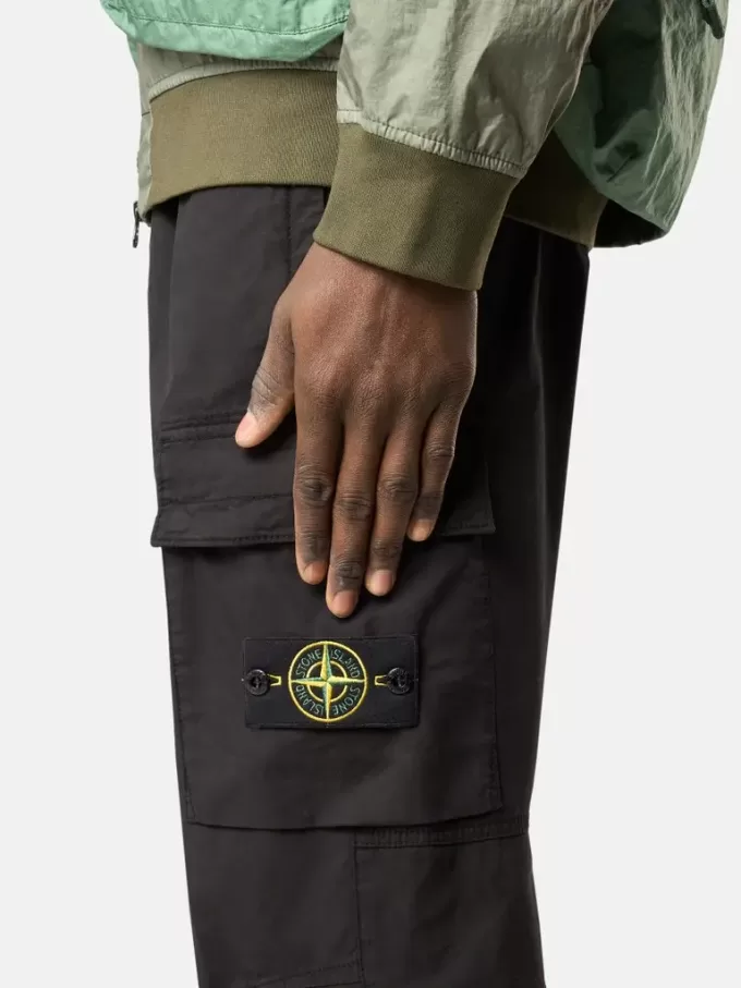 Pantalon cargo à coupe regular-tapered avec poches zippées. Pantalon cargo à coupe regular-tapered avec poches zippées.