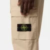 Pantalon cargo à coupe regular-tapered avec poches zippées. Pantalon cargo à coupe regular-tapered avec poches zippées.
