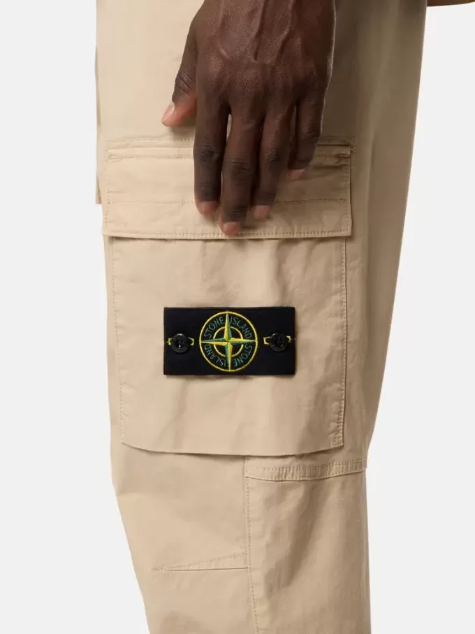 Pantalon cargo à coupe regular-tapered avec poches zippées. Pantalon cargo à coupe regular-tapered avec poches zippées.