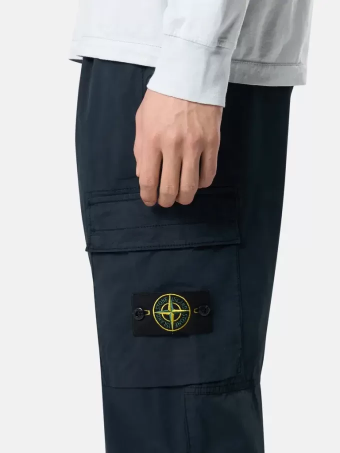 Pantalon cargo à coupe regular-tapered avec poches zippées. Pantalon cargo à coupe regular-tapered avec poches zippées.