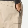 Pantalon cargo à coupe regular-tapered avec poches zippées. Pantalon cargo à coupe regular-tapered avec poches zippées.