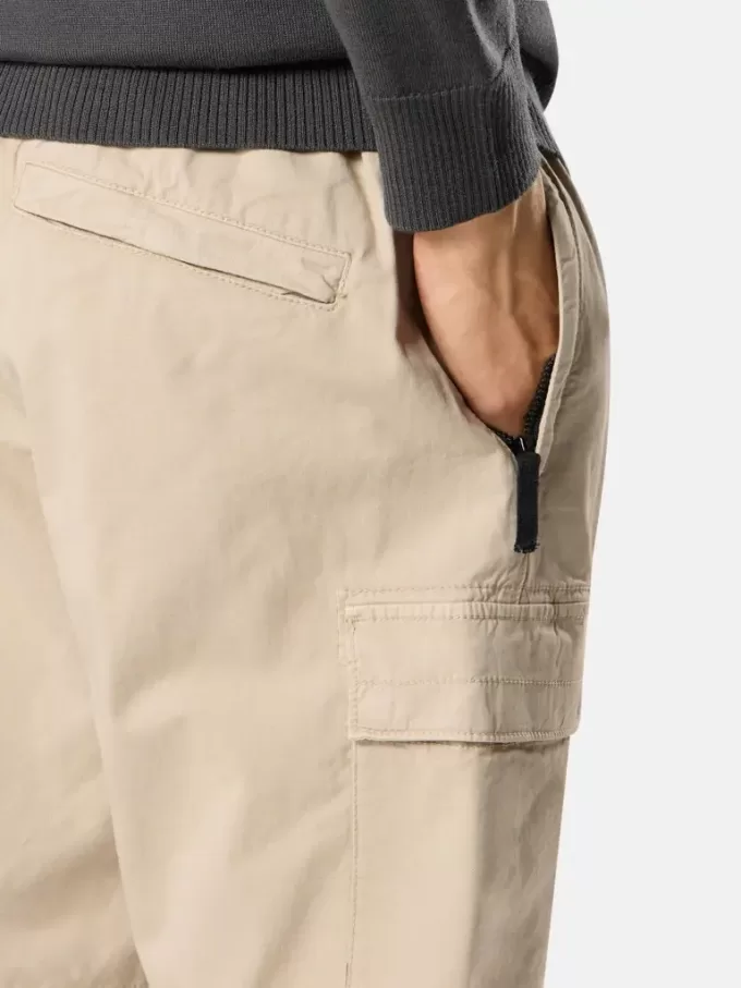 Pantalon cargo à coupe regular-tapered avec poches zippées. Pantalon cargo à coupe regular-tapered avec poches zippées.