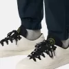 Pantalon cargo à coupe regular-tapered avec poches zippées. Pantalon cargo à coupe regular-tapered avec poches zippées.