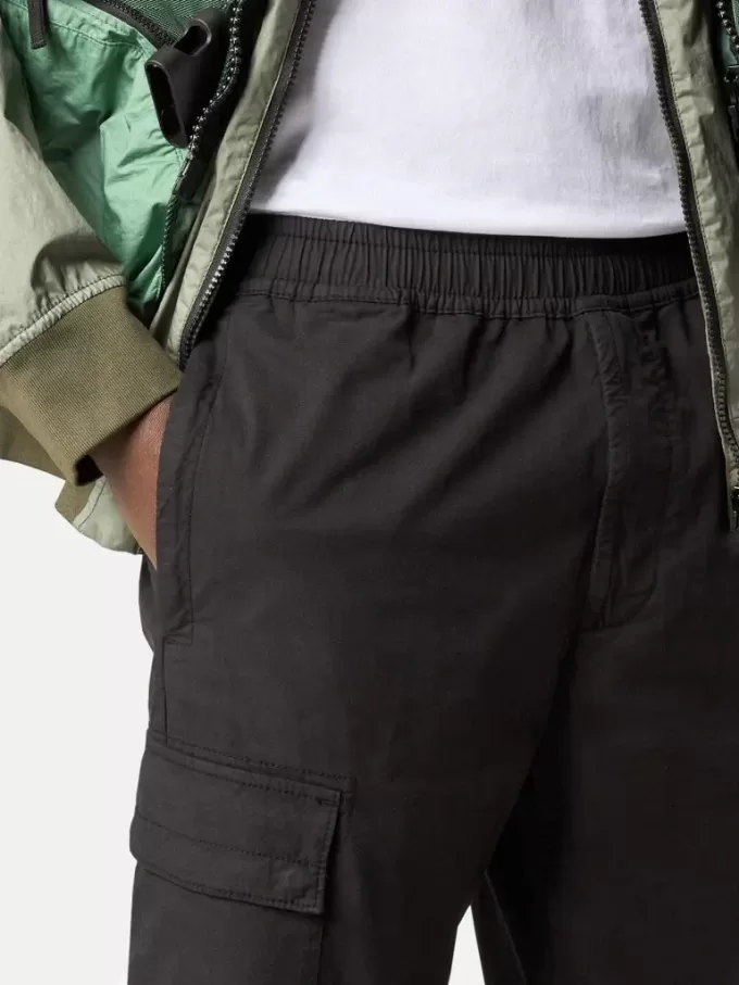 Pantalon cargo à coupe regular-tapered avec poches zippées. Pantalon cargo à coupe regular-tapered avec poches zippées.