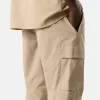 Pantalon cargo à coupe regular-tapered avec poches zippées. Pantalon cargo à coupe regular-tapered avec poches zippées.