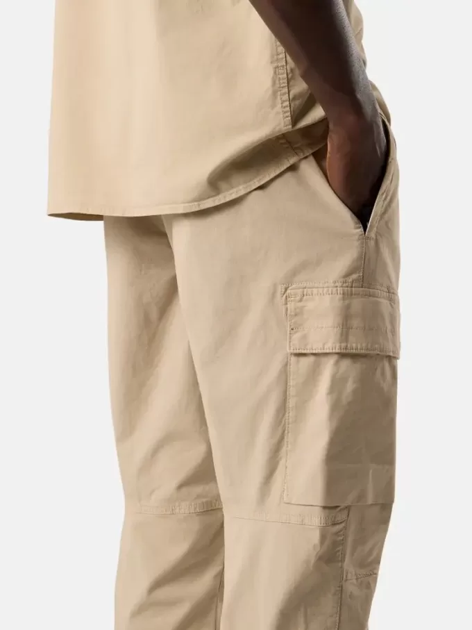 Pantalon cargo à coupe regular-tapered avec poches zippées. Pantalon cargo à coupe regular-tapered avec poches zippées.