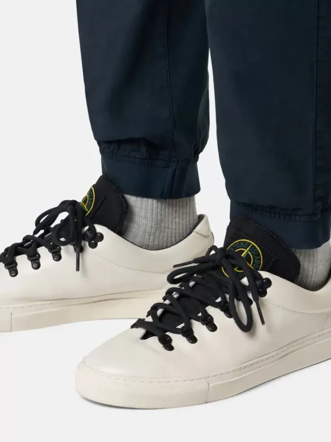 Pantalon cargo à coupe regular-tapered avec poches zippées. Pantalon cargo à coupe regular-tapered avec poches zippées.