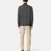 Pantalon cargo à coupe regular-tapered avec poches zippées. Pantalon cargo à coupe regular-tapered avec poches zippées.