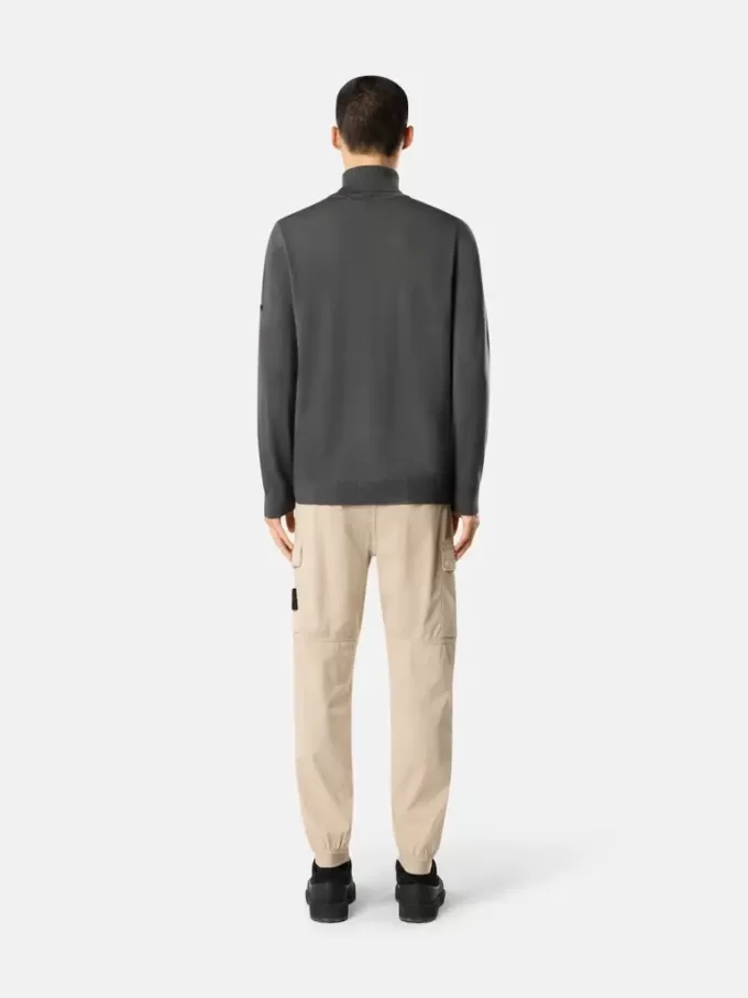 Pantalon cargo à coupe regular-tapered avec poches zippées. Pantalon cargo à coupe regular-tapered avec poches zippées.