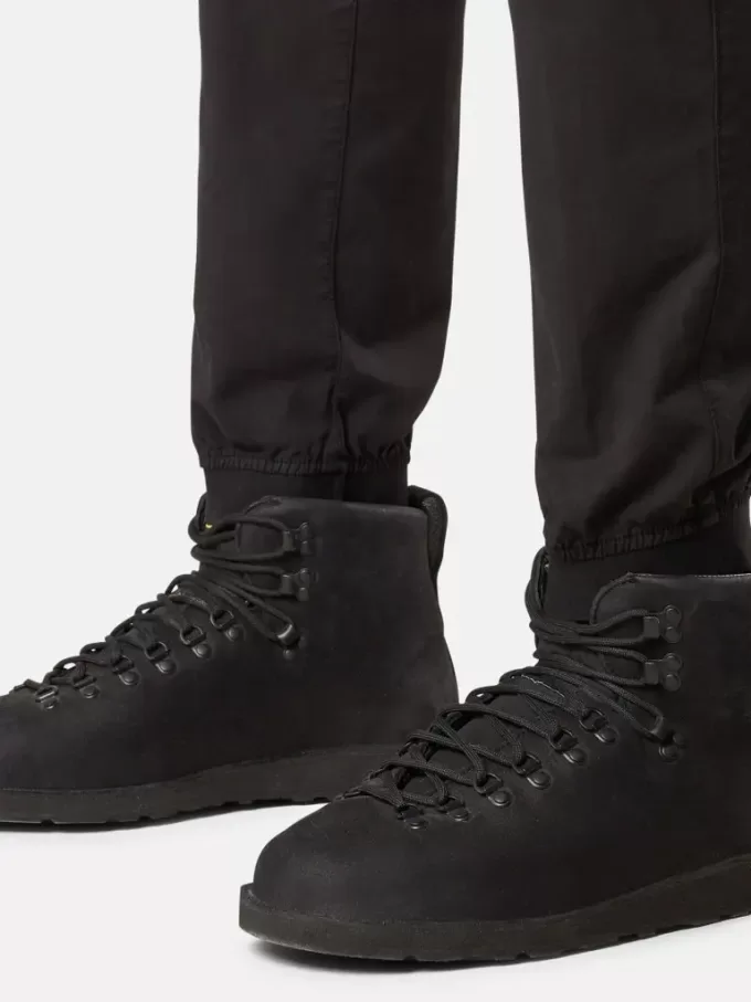Pantalon cargo à coupe regular-tapered avec poches zippées. Pantalon cargo à coupe regular-tapered avec poches zippées.