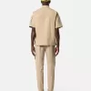 Pantalon cargo à coupe regular-tapered avec poches zippées. Pantalon cargo à coupe regular-tapered avec poches zippées.