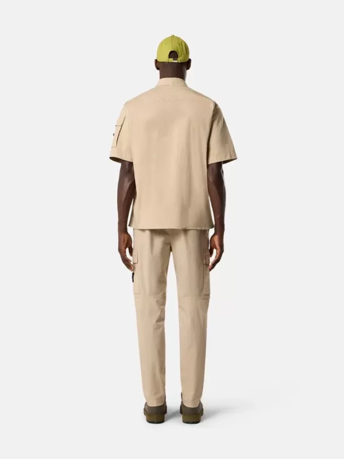 Pantalon cargo à coupe regular-tapered avec poches zippées. Pantalon cargo à coupe regular-tapered avec poches zippées.