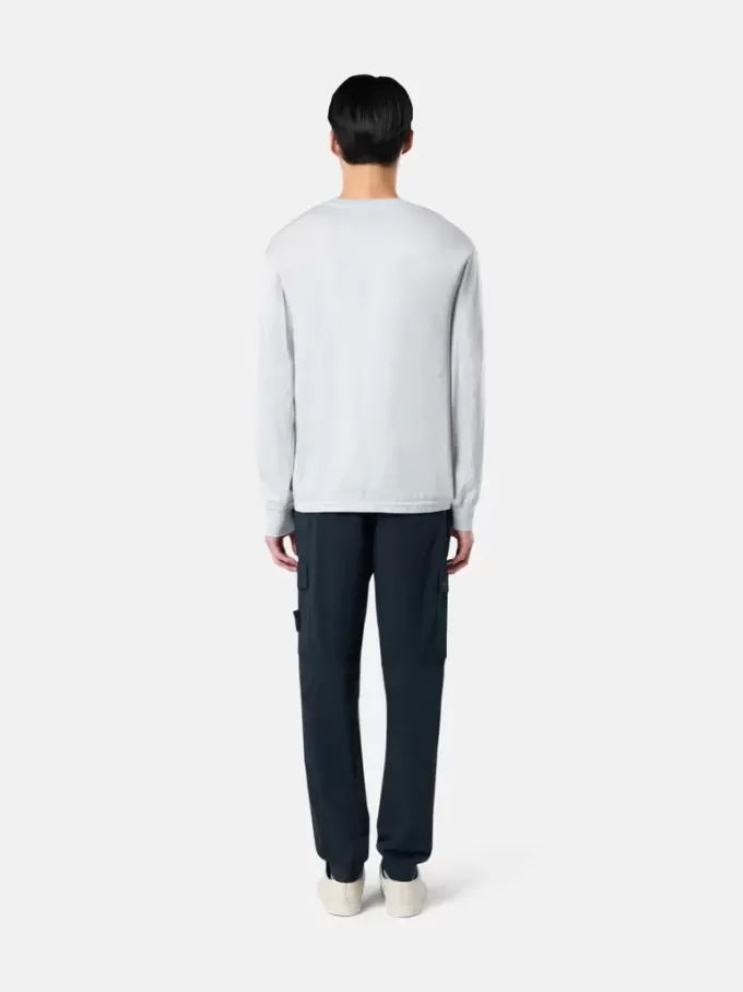 Pantalon cargo à coupe regular-tapered avec poches zippées. Pantalon cargo à coupe regular-tapered avec poches zippées.
