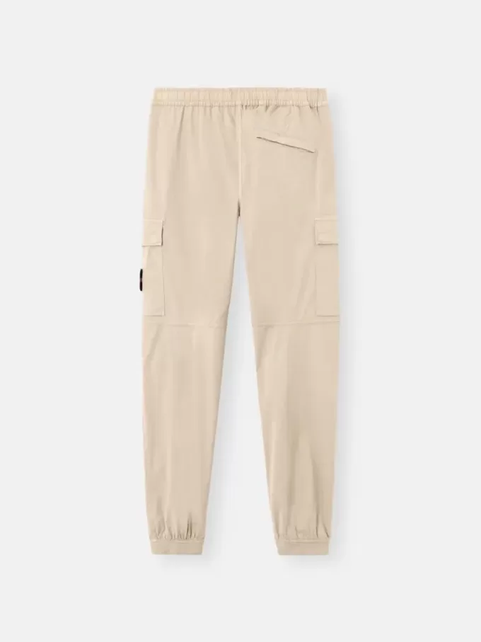 Pantalon cargo à coupe regular-tapered avec poches zippées. Pantalon cargo à coupe regular-tapered avec poches zippées.