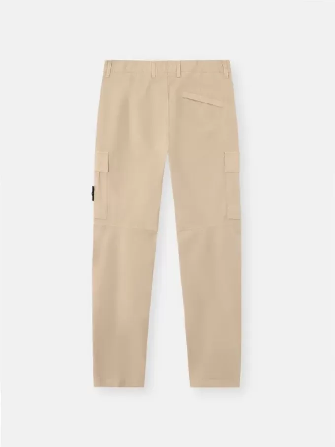 Pantalon cargo à coupe regular-tapered avec poches zippées. Pantalon cargo à coupe regular-tapered avec poches zippées.