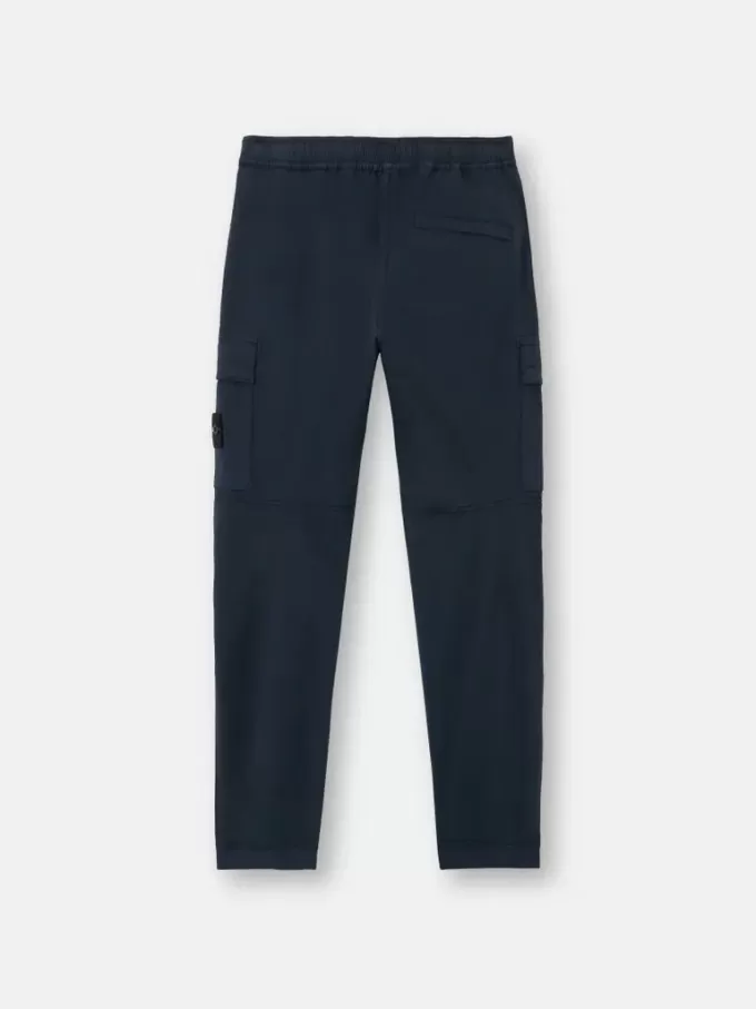 Pantalon cargo à coupe regular-tapered avec poches zippées. Pantalon cargo à coupe regular-tapered avec poches zippées.