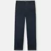 Pantalon chino coupe classique avec poches et patch Compass. Pantalon chino coupe classique avec poches et patch Compass.