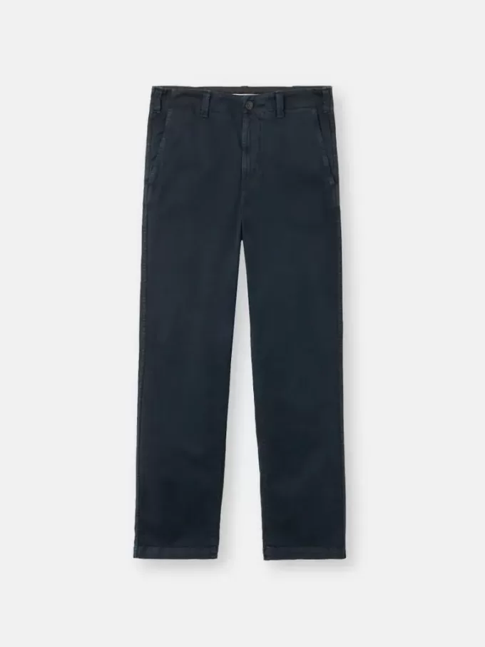 Pantalon chino coupe classique avec poches et patch Compass. Pantalon chino coupe classique avec poches et patch Compass.
