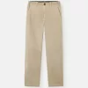 Pantalon chino coupe classique avec poches et patch Compass. Pantalon chino coupe classique avec poches et patch Compass.