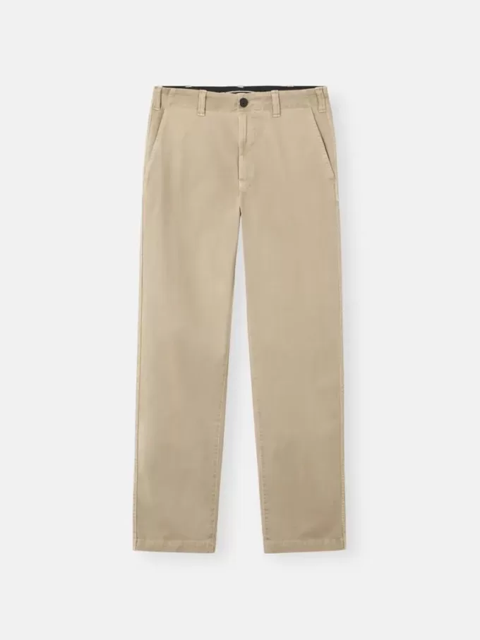 Pantalon chino coupe classique avec poches et patch Compass. Pantalon chino coupe classique avec poches et patch Compass.