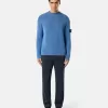 Pantalon chino coupe classique avec poches et patch Compass. Pantalon chino coupe classique avec poches et patch Compass.
